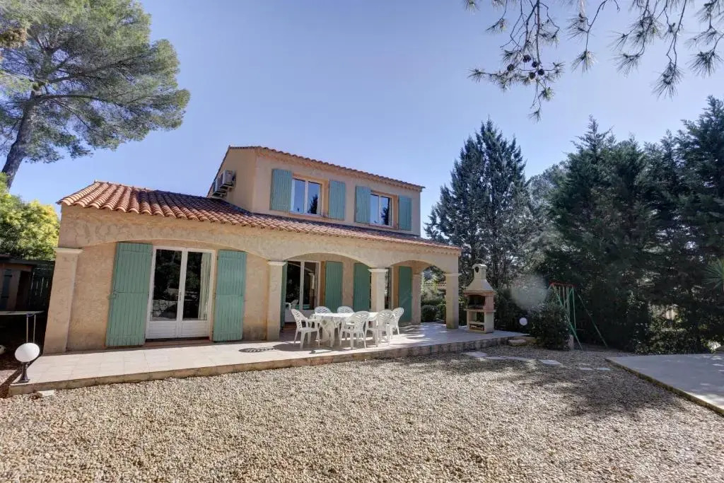 villa 8 pers, climatisée, piscine chauffée, un havre de paix sous les pins parasols
