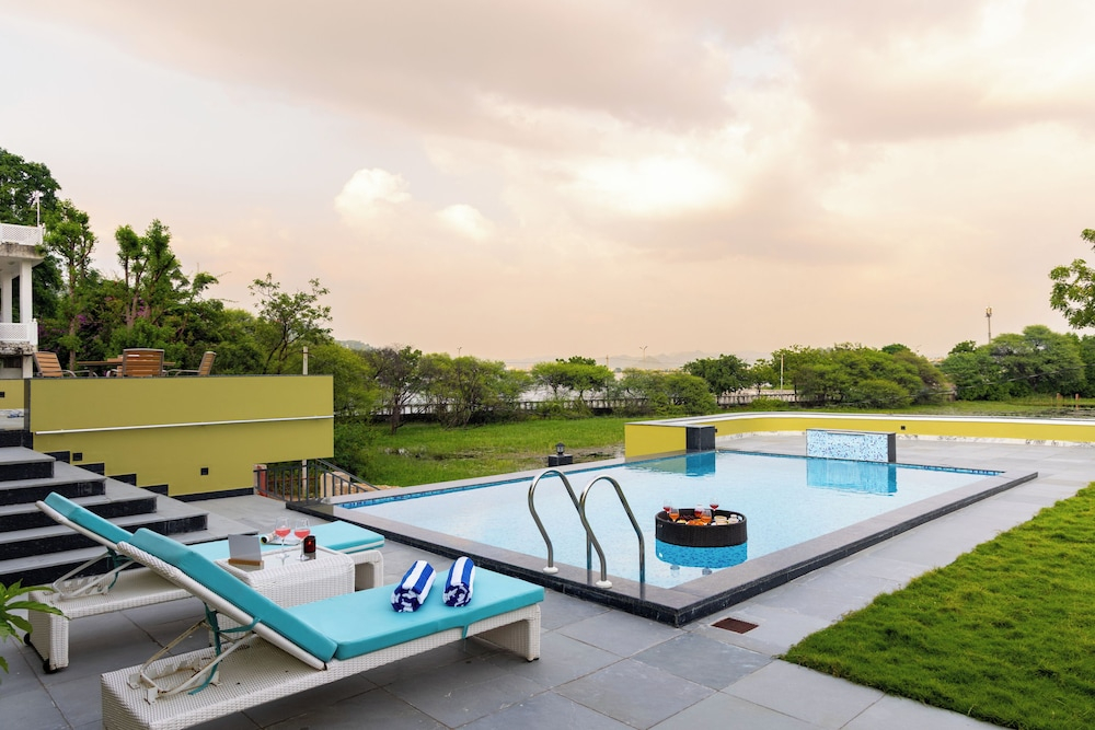 ELIVAAS Lakemount | 2 BHK with Pvt Pool at Fatehsagar Lake