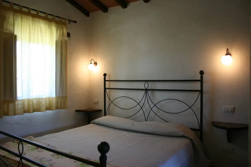 Stunning private villa with private pool, WIFI, TV, pets allowed and parking, close to Cortona