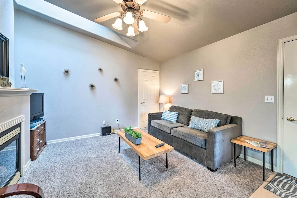 Apartment w/ Patio & Grill Access ~ 1/2 Mi to Bay!