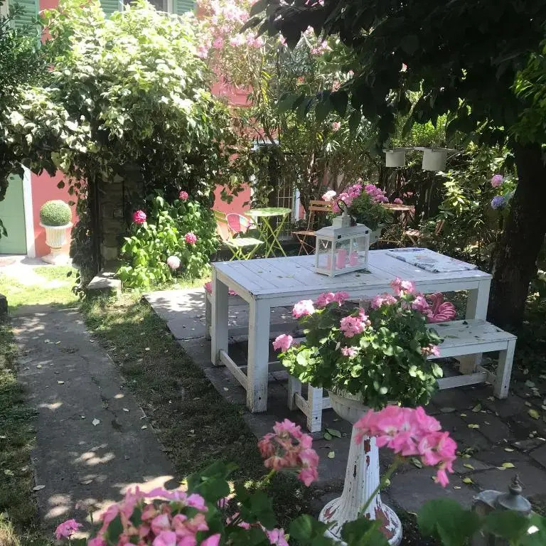 THE SECRET GARDEN ARONA VILLA in Piazza del Popolo 16 Historical Center