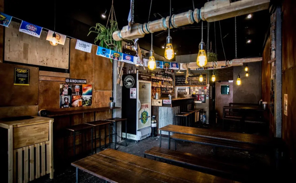 Sleepy Dealer Hostel Bar