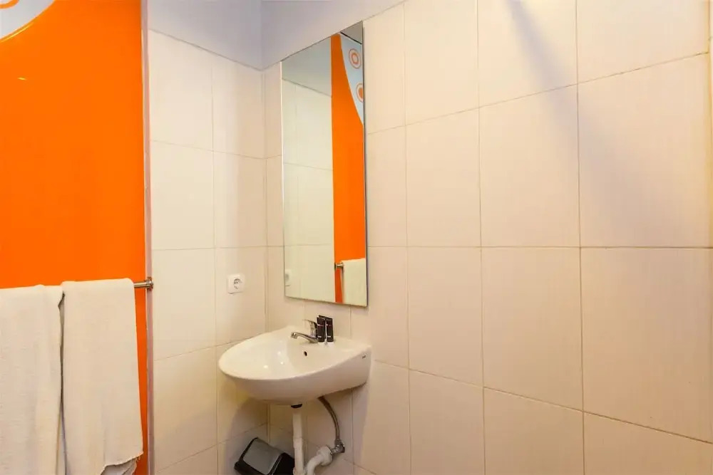 RedDoorz Plus @ Padma Utara 3