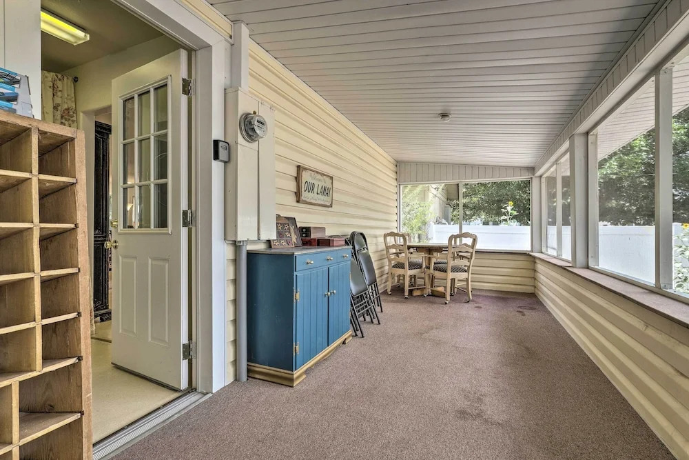 Outdoorsy Caliente Retreat w/ Screened Porch