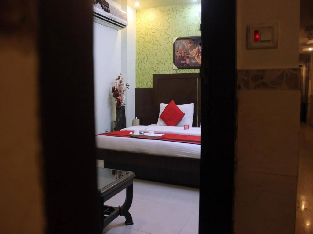 Star view by Hotel Black mooncouple friendly Near Rk ashram Metro