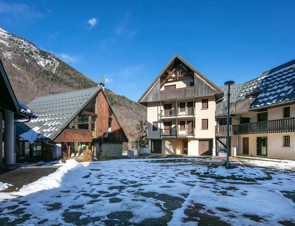 Mountain Lodging With Private Balcony