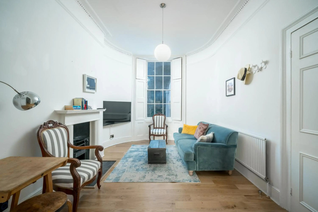 Homely 4 bedroom flat with private courtyard near Angel, East London