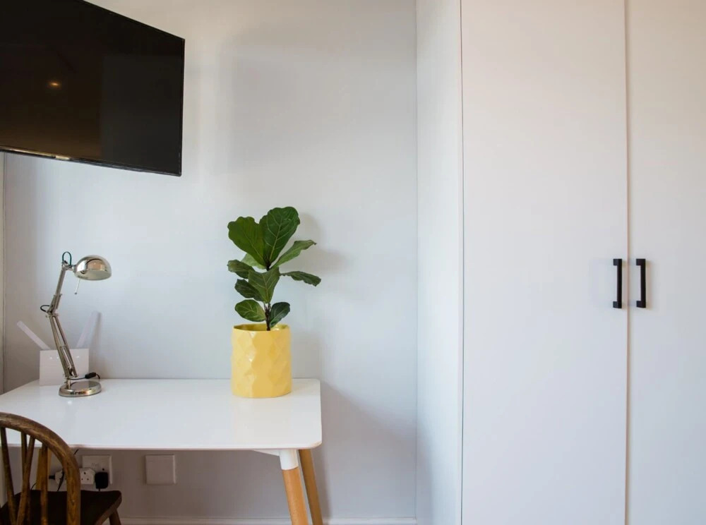 Newly Renovated Top Floor Studio Apartment In Gardens
