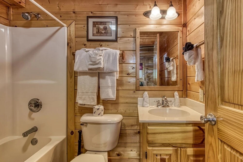 ERN864 - The Cedars - Great Location! Close To All The Action! cabin