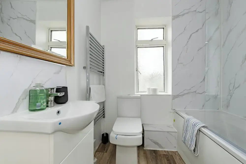 House - Sleeps 10 - Parking - Garden