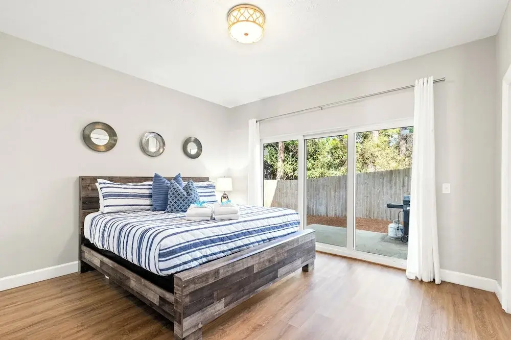 Sailors Cove: 5-bedroom, 4.5 Baths, Sleeps 12! Steps Away From the Beach!