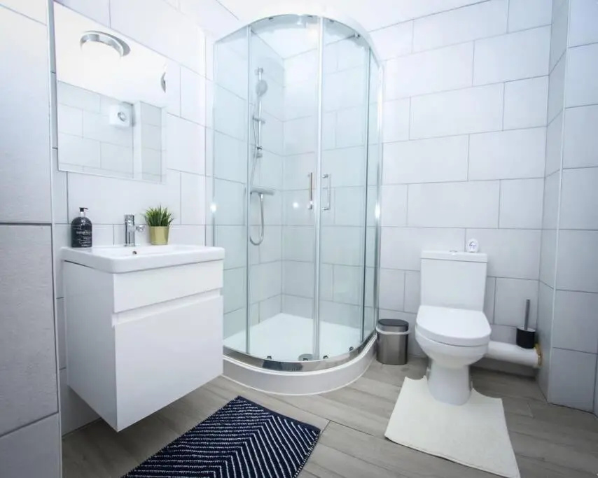 No15 Luxe Living Elegant City Home-1 Bed-Garden-Wifi-Private Parking-Beach-City