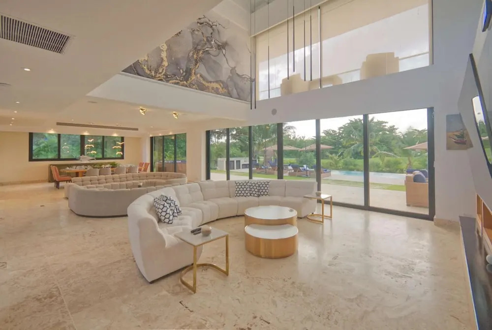Modern Villa With Full Service Staff Close to Beach and Golf