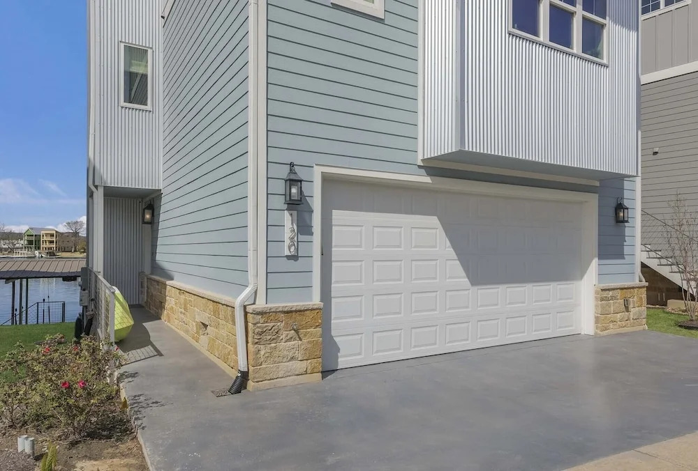 Modern Kingsland Lake Front House w/ Heated Pool!