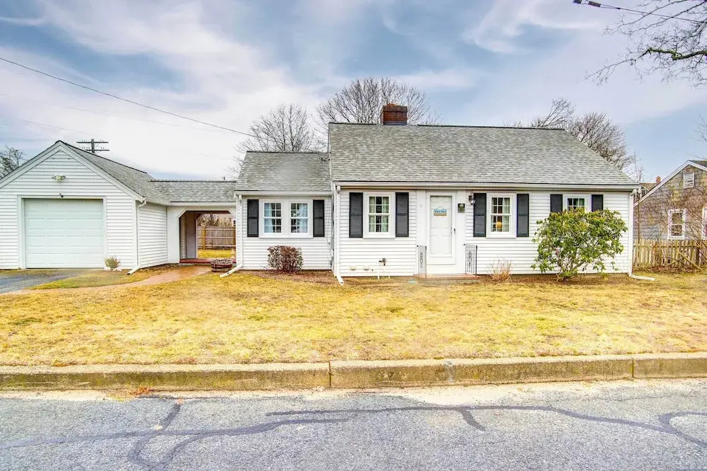 2 Mi to Beach: Walkable Coastal Gem in Hyannis
