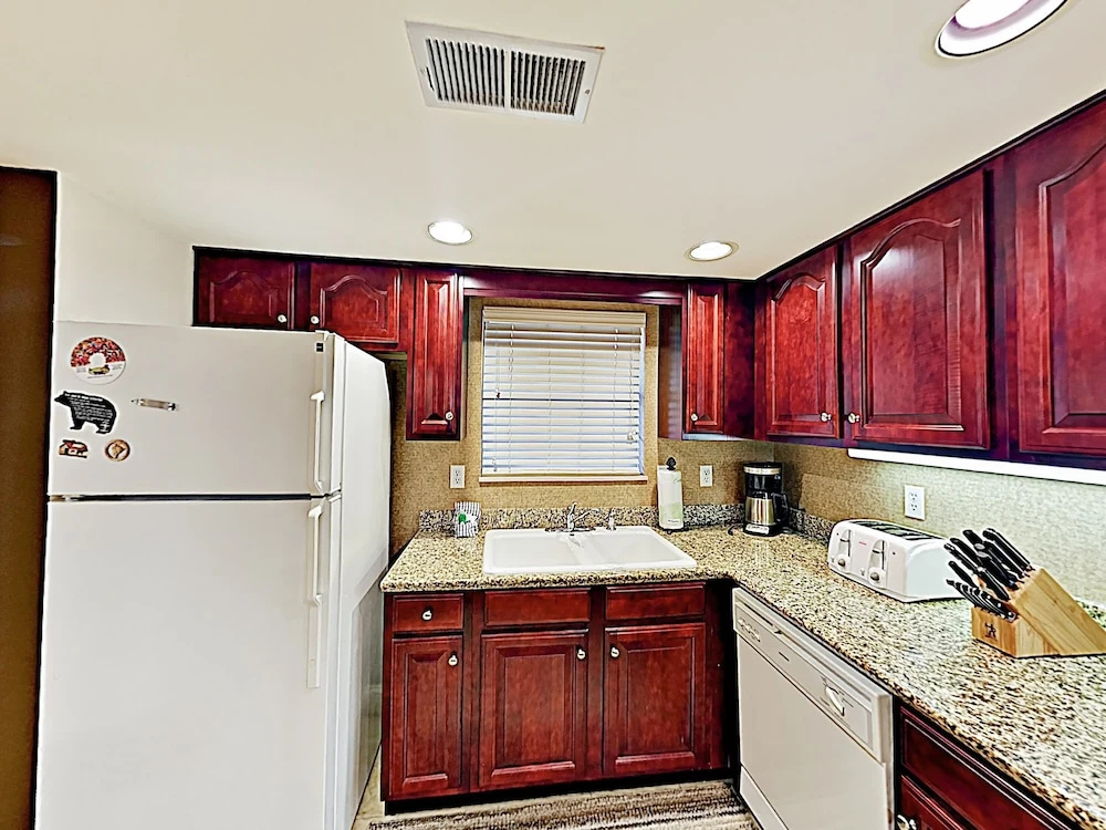 New Listing! Smoky Mountain Near Downtown 2 Bedroom Condo