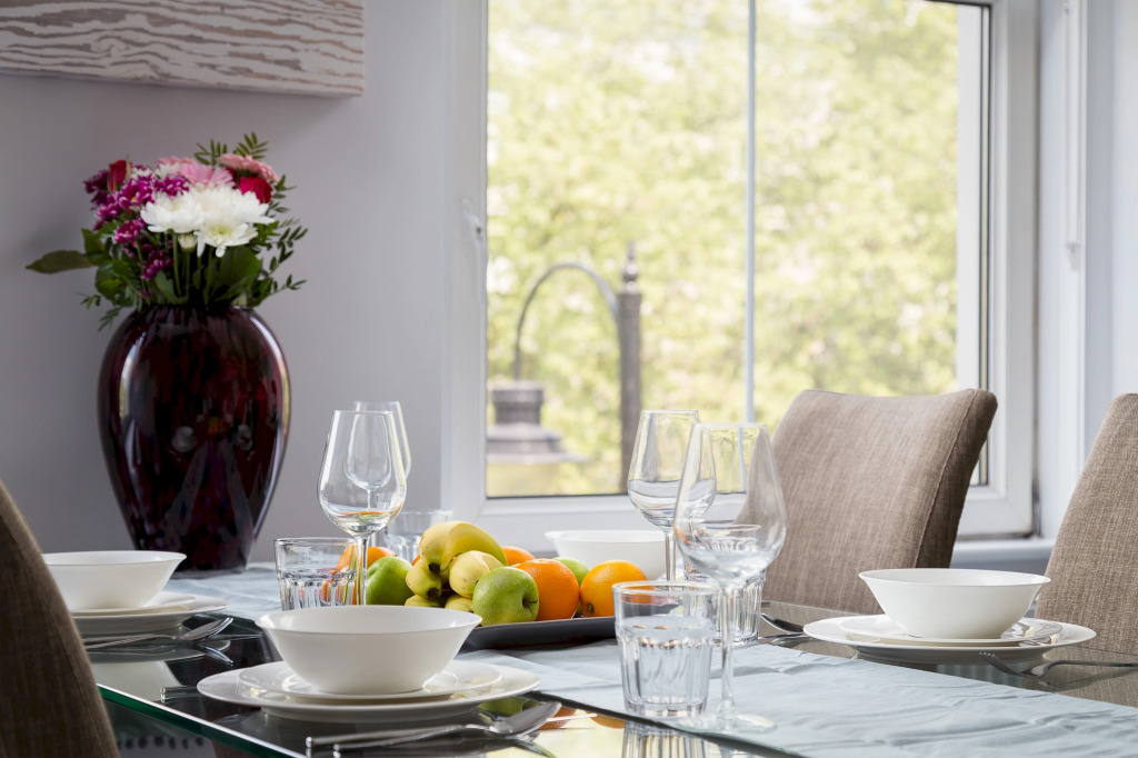 Sophisticated modern 2-bed 2-bath on Cromwell rd