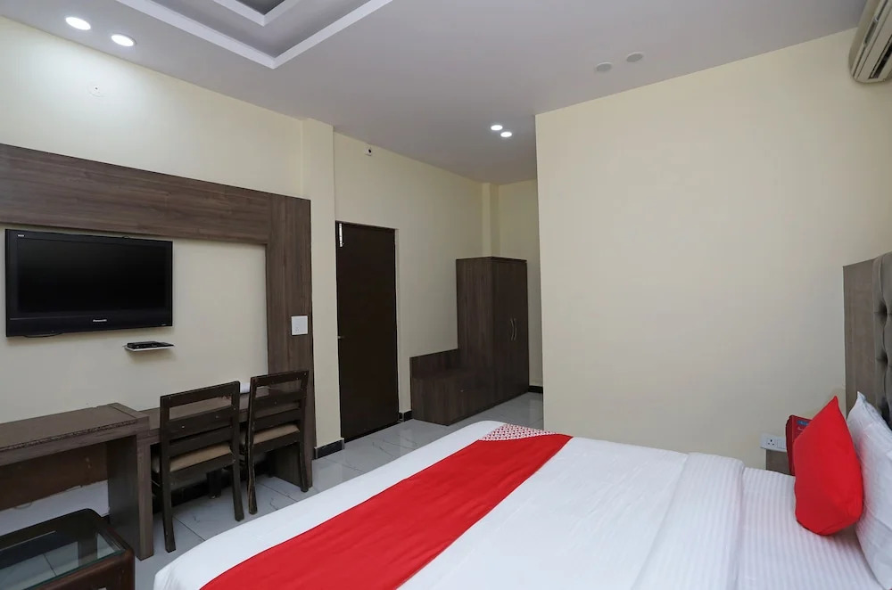 OYO 19824 Hotel Doon Palace