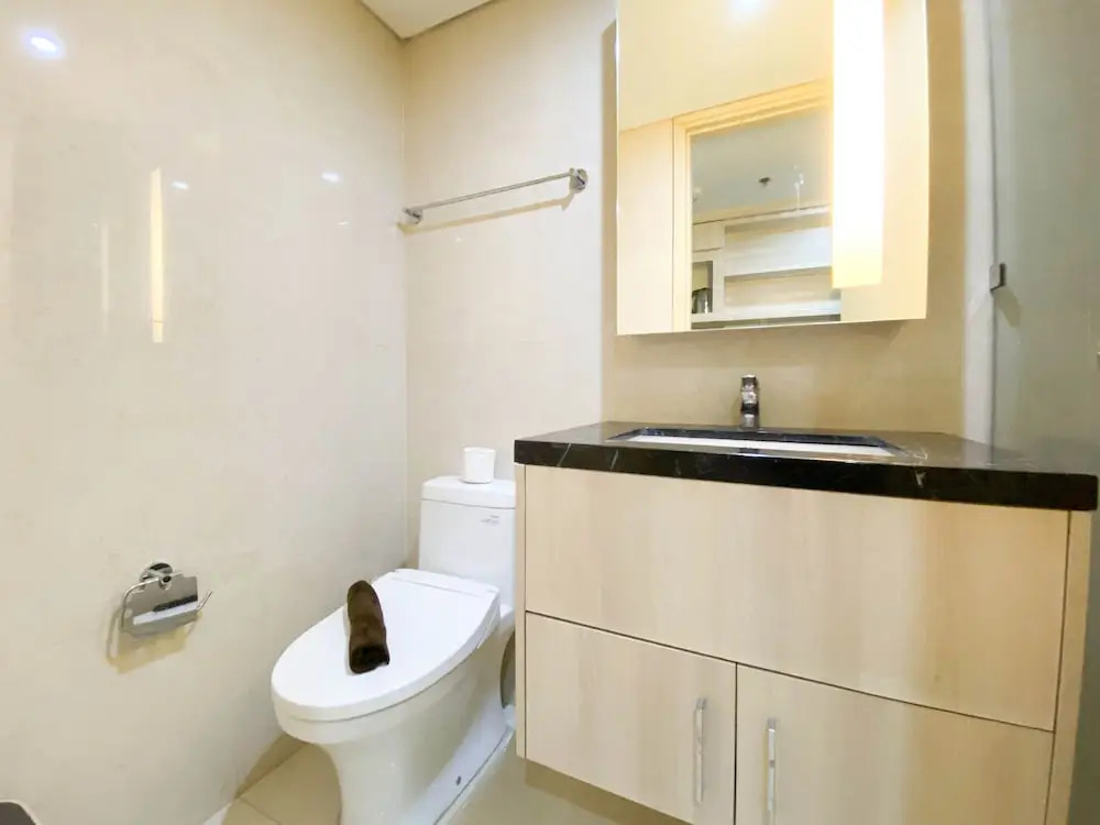 Nice and Elegant Studio Apartment at Warhol  Residence By Travelio