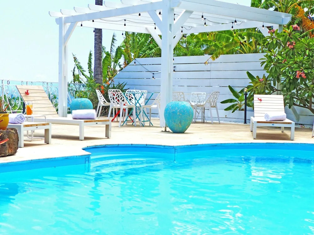 LA BOHEME, résidence de 5 appartements avec piscine, vue océan, Petite Ile