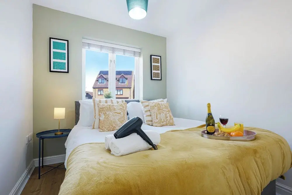 3 Bed House - Sleeps 7 - Garden - Parking - Wifi