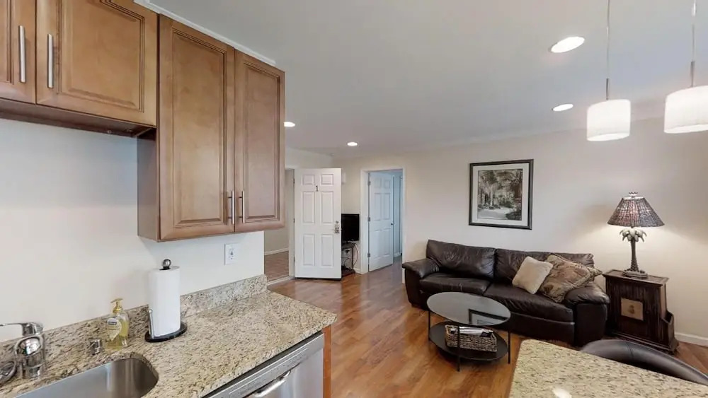 King Street 1 bedroom suite walk to Historic Downtown apts