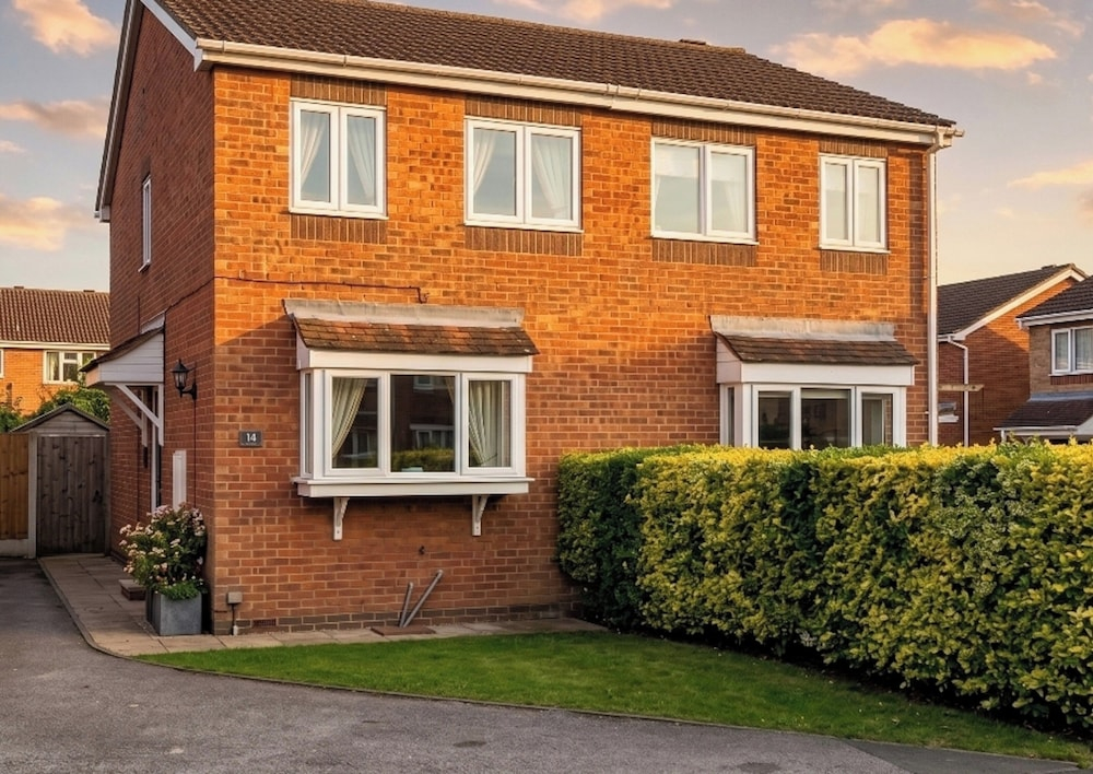 2 Bed House - Sleeps 4 - Parking - Pets - Garden
