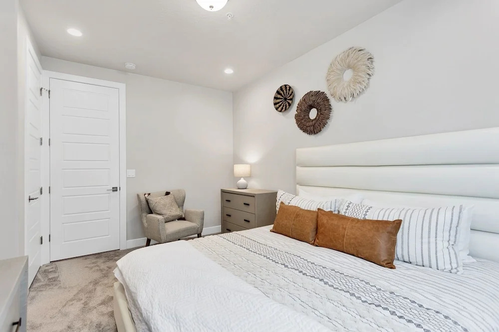 Family Fun Getaway #2333 5 Bedroom Townhouse by RedAwning