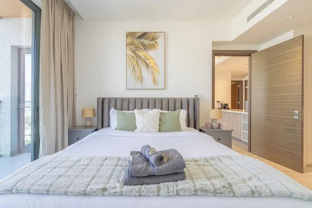 Marco Polo - Stunning 2BR with Burj View, Spacious Gym & Pool