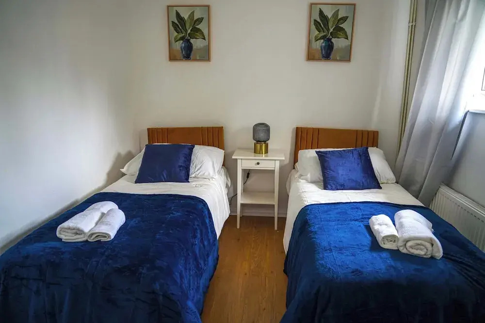 Milton Keynes Home - Sleeps 4 - Parking