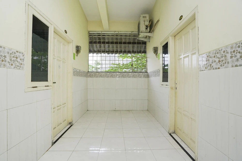 Oyo Life 2573 Griyo Kost Putra 205