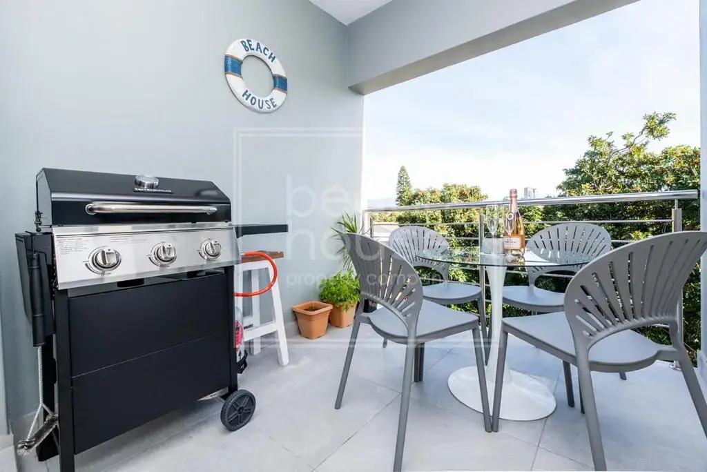 Warm Contemporary 2-bedroom apartment- Blouberg, Cape Town