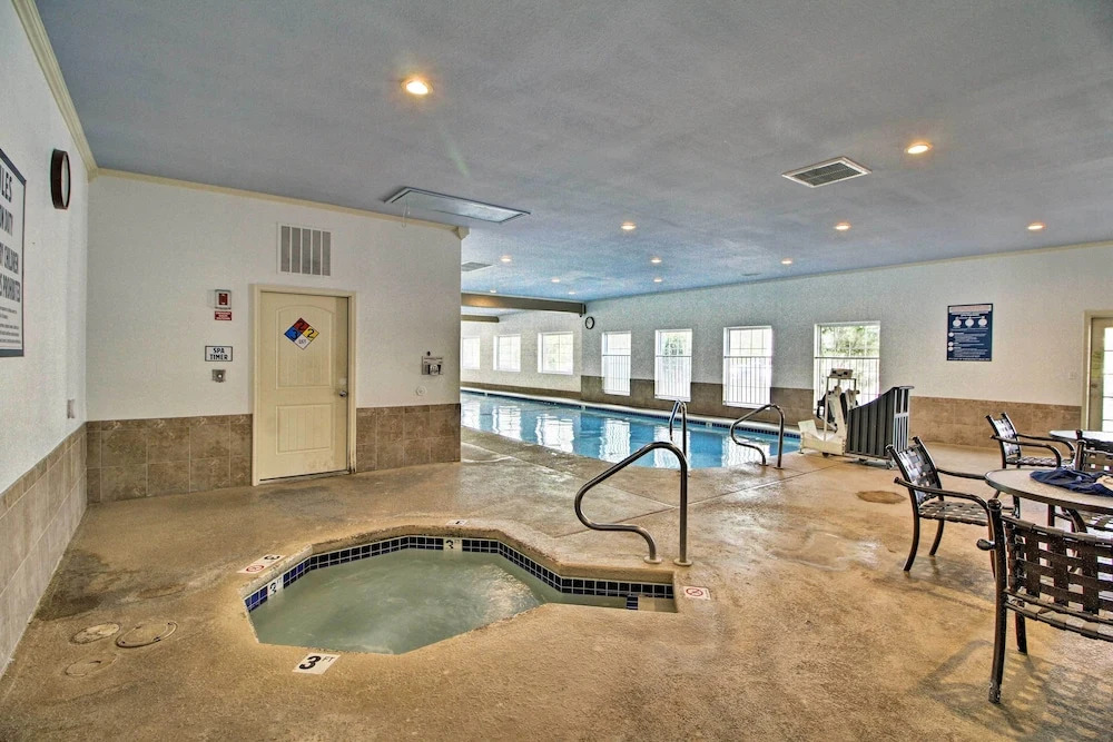 Unit 3 Mi to Branson Strip! Pool, Step-free Access