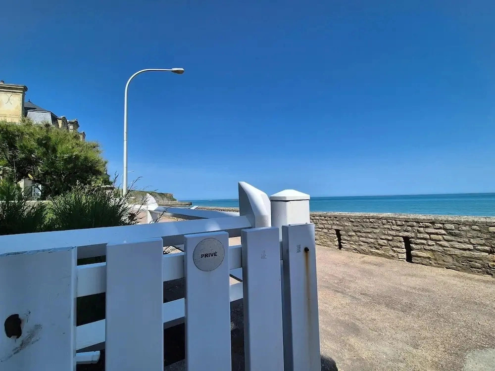 Apartment in Arromanches Near Sandy Beach