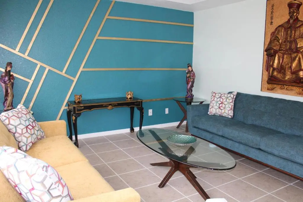 Spacious and private pool house, 15 min to beach