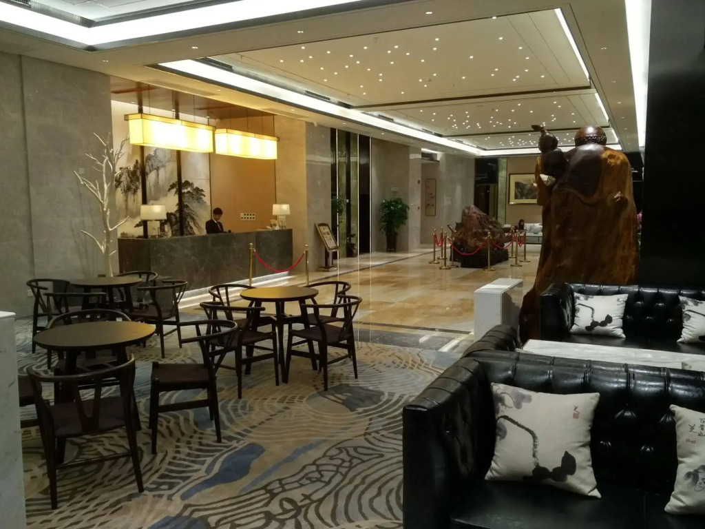 Lucky Holiday Hotel