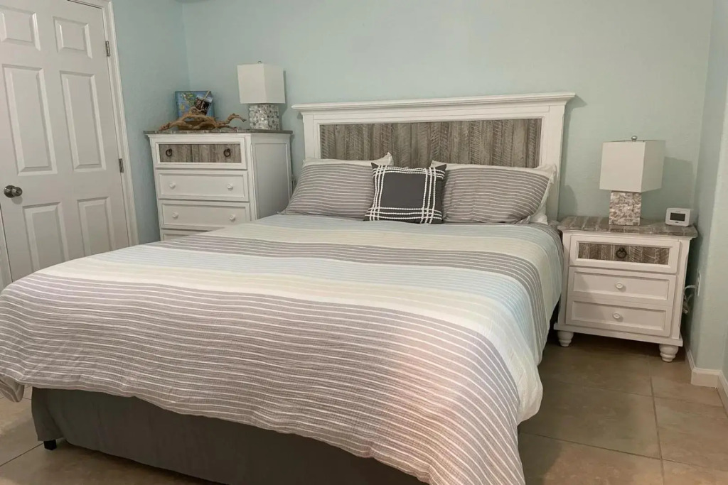 Barefoot Dreams - 201 - 76th E