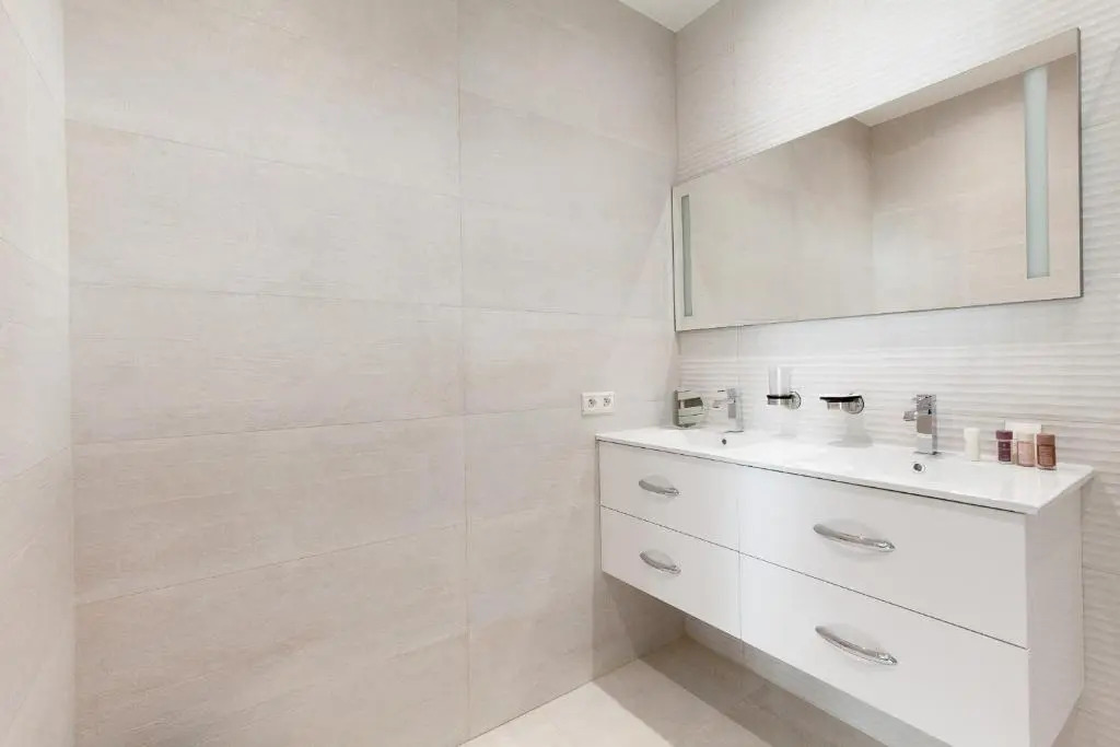 Mariott Area: Sunny 2 Beds /2 Baths