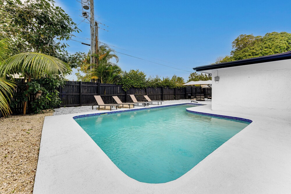 Private Pool & Game Room 6 Mi to Hard Rock Stadium