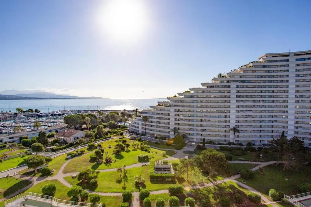 Nice & bright studio with veranda & parking in Villeneuve-Loubet - Welkeys
