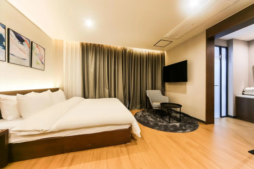 Changwon Myeongseo-dong No. 25 Hotel Convention Branch