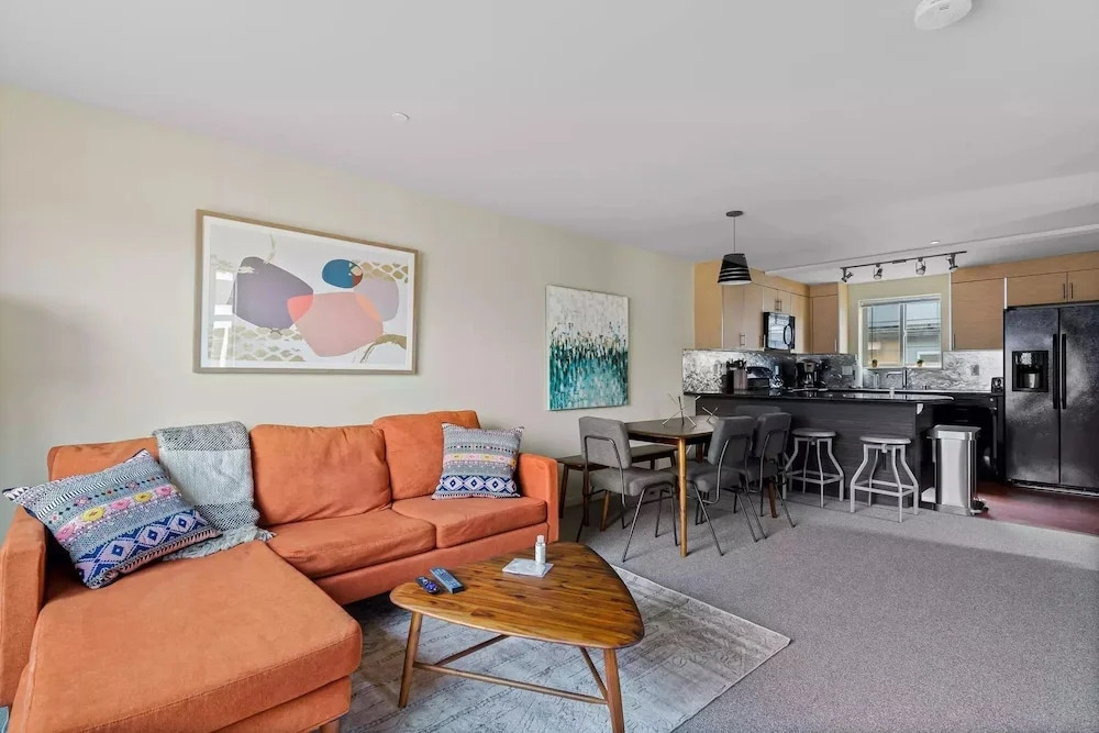 Seattle: U District Retreat Free Parking 3 Bedroom Home by RedAwning