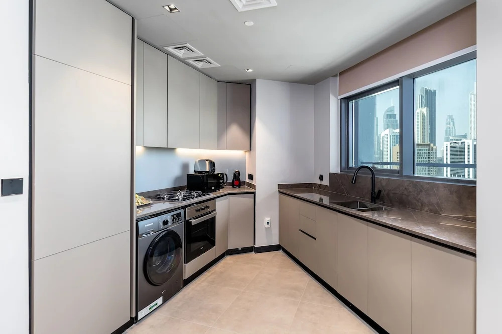 Waves - Serene Waterfront Elegance: 2BR Haven in Business Bay