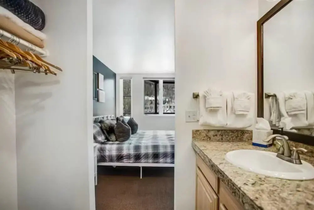 Lakeside Village 1 Bedroom Condo in Lakeshore Complex