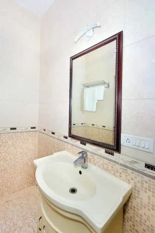 Amber Crest by Redolive10min ~airportdelhi2bhk