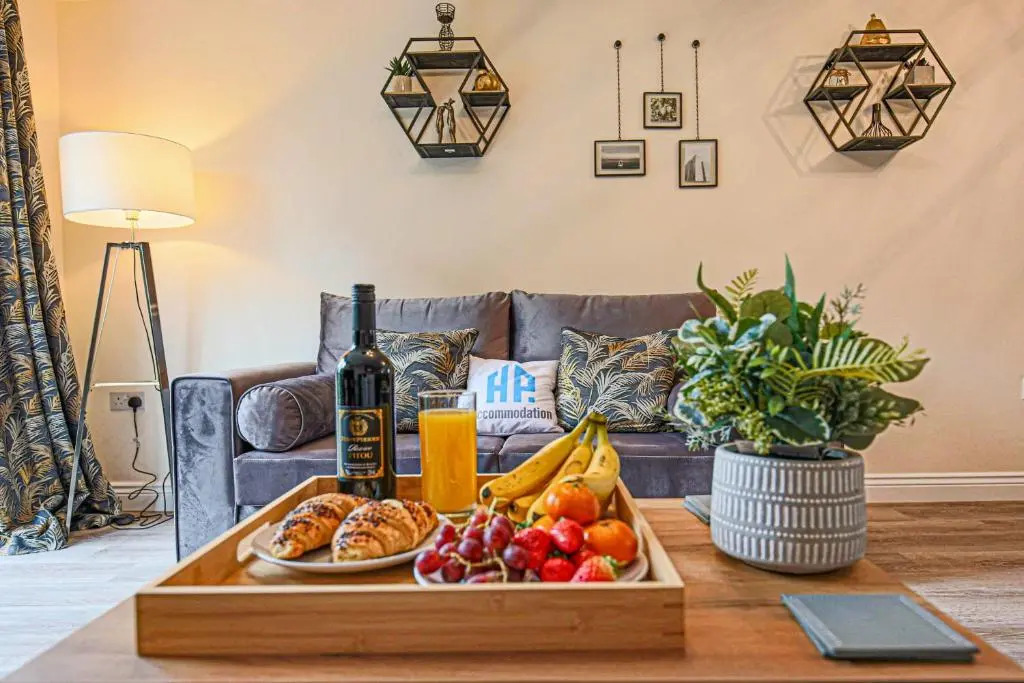 Cosy Two Bedroom, Two Bathroom Apartment in Milton Keynes by HP Accommodation - Free Parking and Wifi