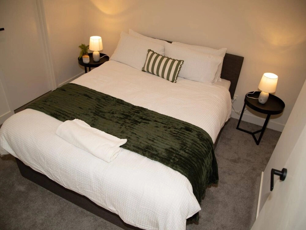 Clayton Luxe Retreat- Elegant 2 BDR With Balcony