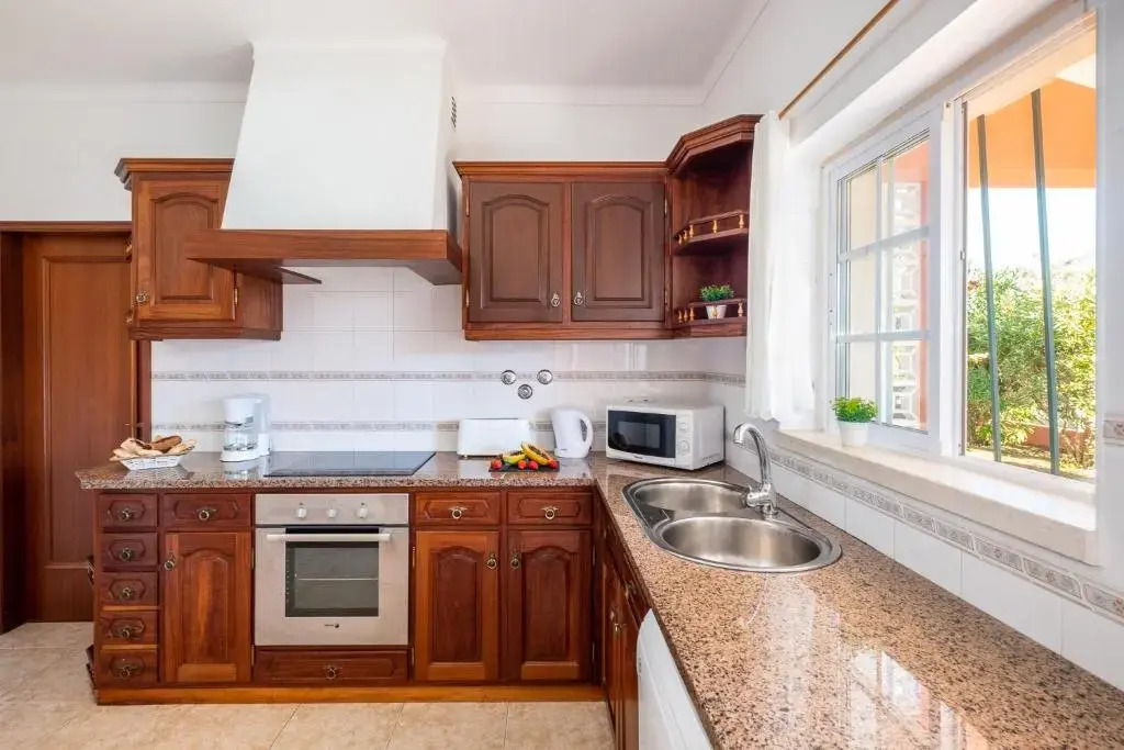 Villa Sunrise - com piscina privada e BBQ em Carvoeiro
