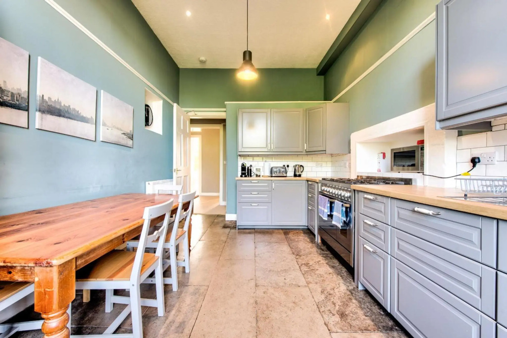 Bright and Spacious 4-bedroom Apart in Stockbridge