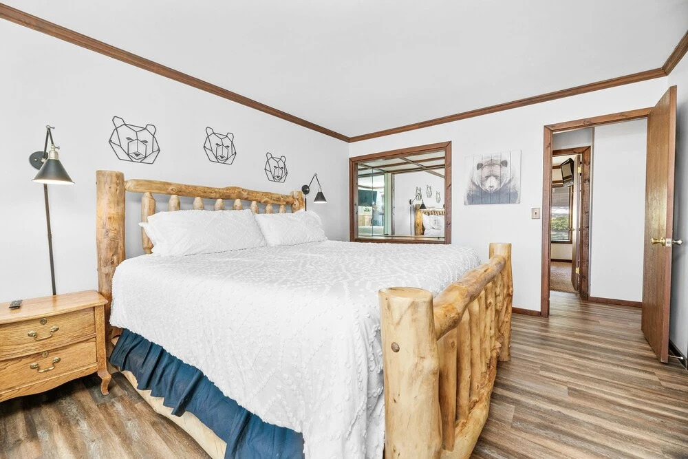 Grand Lakefront Escape - Gorgeous Home With Hot Tub And Game Room. Located In Front Of The Lake! 4 Bedroom Cabin